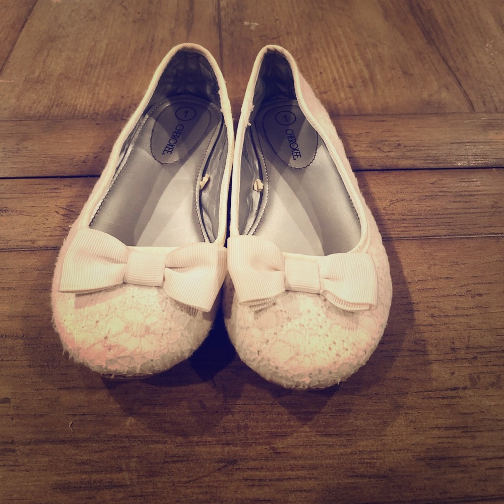 **CLOSEOUT** Girls white crochet flats